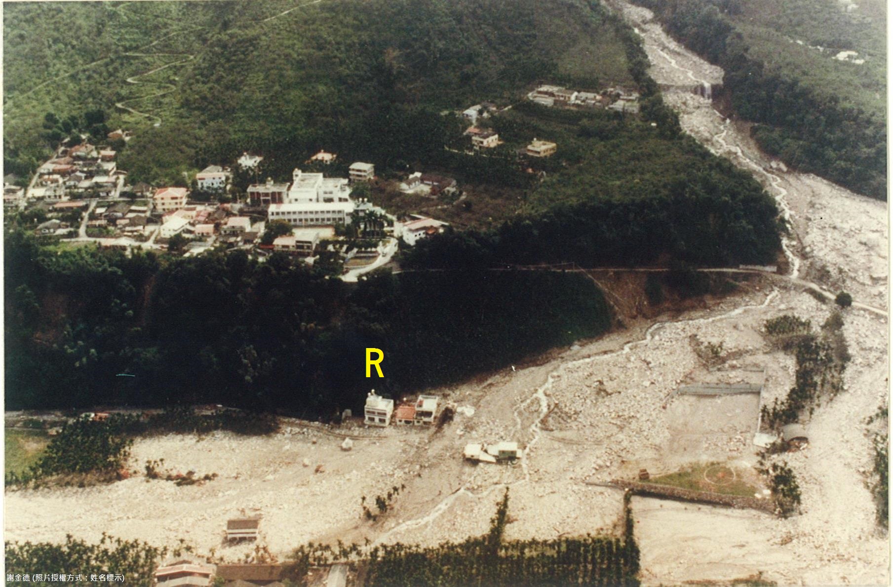 圖2 1996年8月賀伯颱風期間豐丘村災情空勘(謝金德提供)